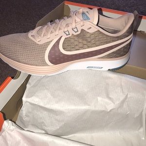 Nike woman zoom strike 2 . BRAND NEW!!